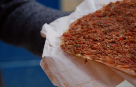 בין הכנאפה לשטרודל: סיור תרבותי בעיר העתיקה